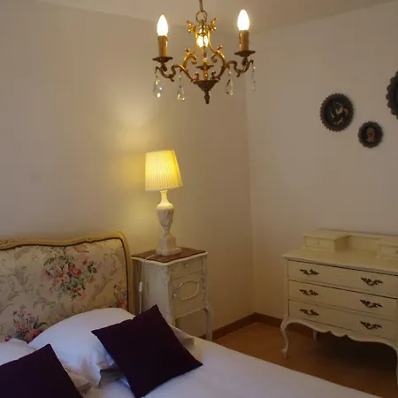 La Cour Royale * Μπαγιέ